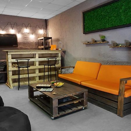 Black Wood Hostel Kijów Zewnętrze zdjęcie