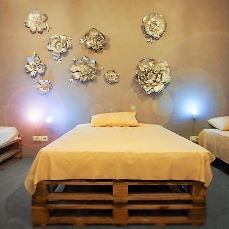 Black Wood Hostel Kijów Zewnętrze zdjęcie