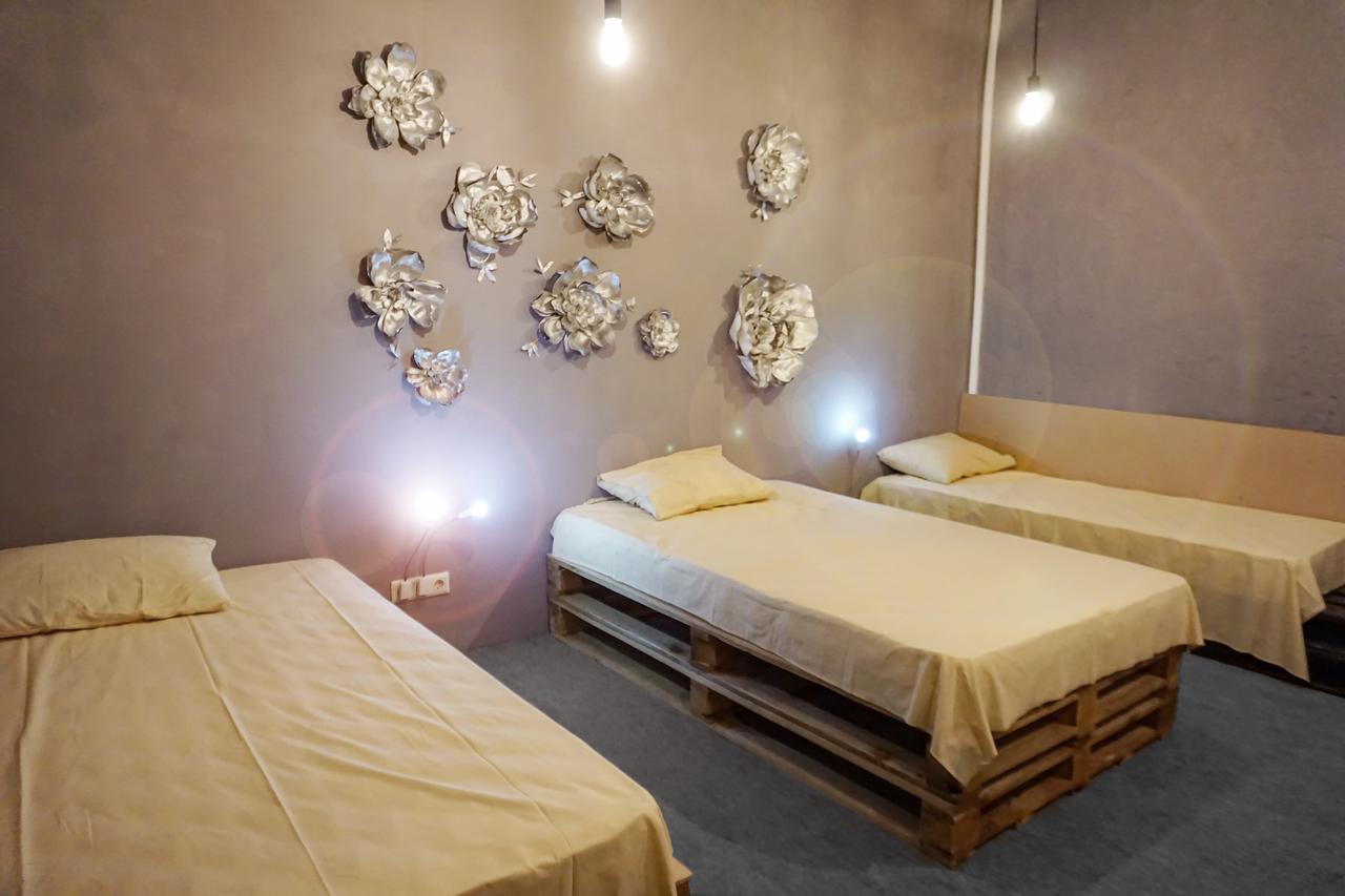 Black Wood Hostel Kijów Zewnętrze zdjęcie
