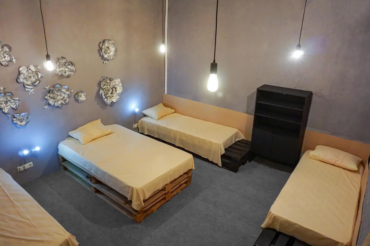 Black Wood Hostel Kijów Zewnętrze zdjęcie