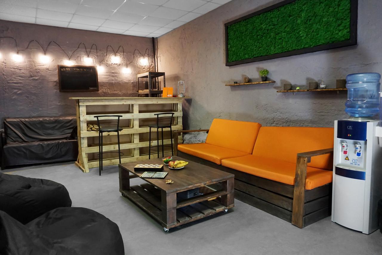 Black Wood Hostel Kijów Zewnętrze zdjęcie