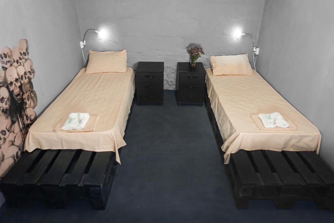 Black Wood Hostel Kijów Zewnętrze zdjęcie