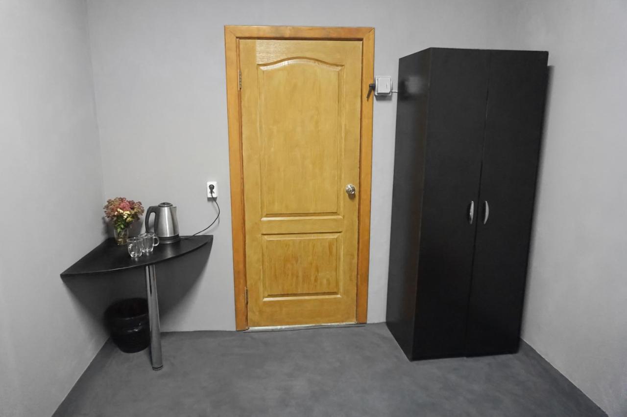 Black Wood Hostel Kijów Zewnętrze zdjęcie