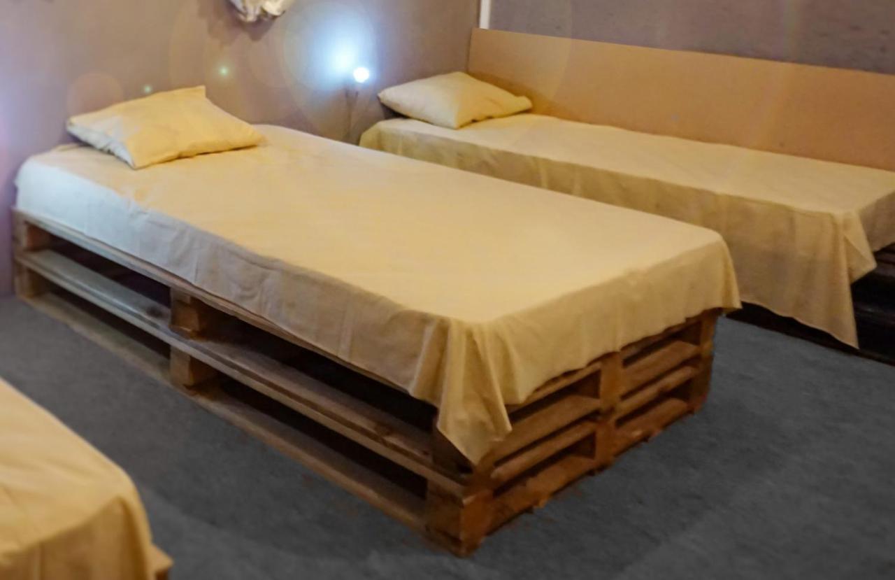 Black Wood Hostel Kijów Zewnętrze zdjęcie